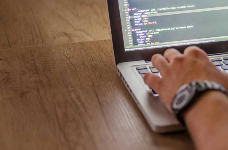 7 января отмечают Собор Иоанна Крестителя, Международный день программиста, День наставника и Международный день дурной ходьбы.