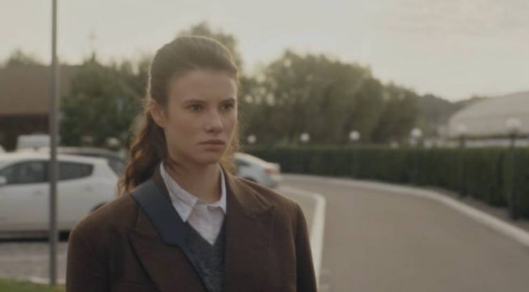 На 1+1 Украина выходит детективный сериал «Скарбы» о возвращении Веры в родной город, расследовании убийства и поиске сокровища времен Второй мировой.