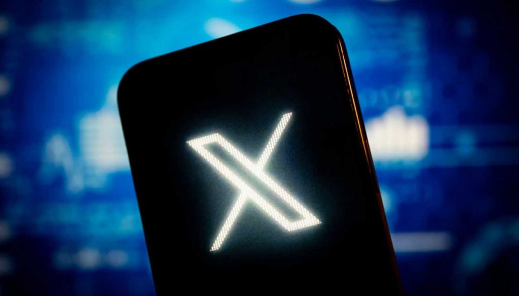 Платформа X столкнулась с массовым сбоем: пользователи не могут открывать ленту, посты и AI-бота Grok, зафиксировано более 45 тыс. жалоб.