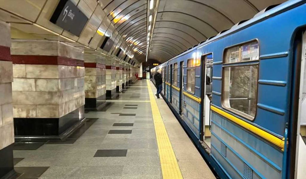 В Киеве изменено движение метро на «зелёной» и «красной» линиях из-за повреждений ограждений и дефицита электроэнергии. Закрыты четыре станции.