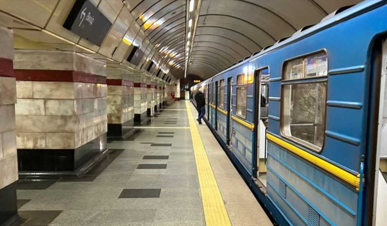 В Киеве изменено движение метро на «зелёной» и «красной» линиях из-за повреждений ограждений и дефицита электроэнергии. Закрыты четыре станции.