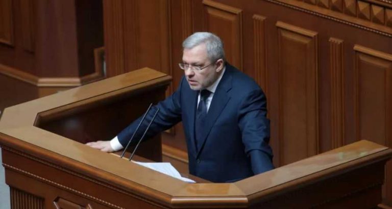НАБУ и САП задержали экс-министра энергетики Германа Галущенко при попытке выезда из Украины. Его сняли с поезда после запроса правоохранителей.