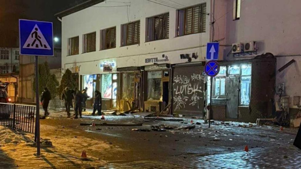 В центре Львова произошел теракт: погибла 23-летняя полицейская, ранены 15 человек. Проводится расследование, пострадавшие госпитализированы.