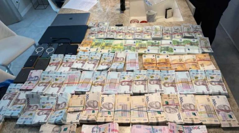 Правоохранители разоблачили схему хищения 50 млн грн на ремонте Трипольской ТЭС, изъято более 19 млн грн наличными.