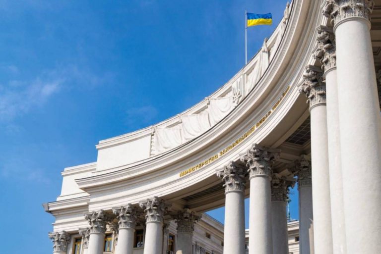 Украинцы в Иране могут обратиться в посольство и на горячие линии МИД для эвакуации, получения инструкций и помощи с возвращением домой.