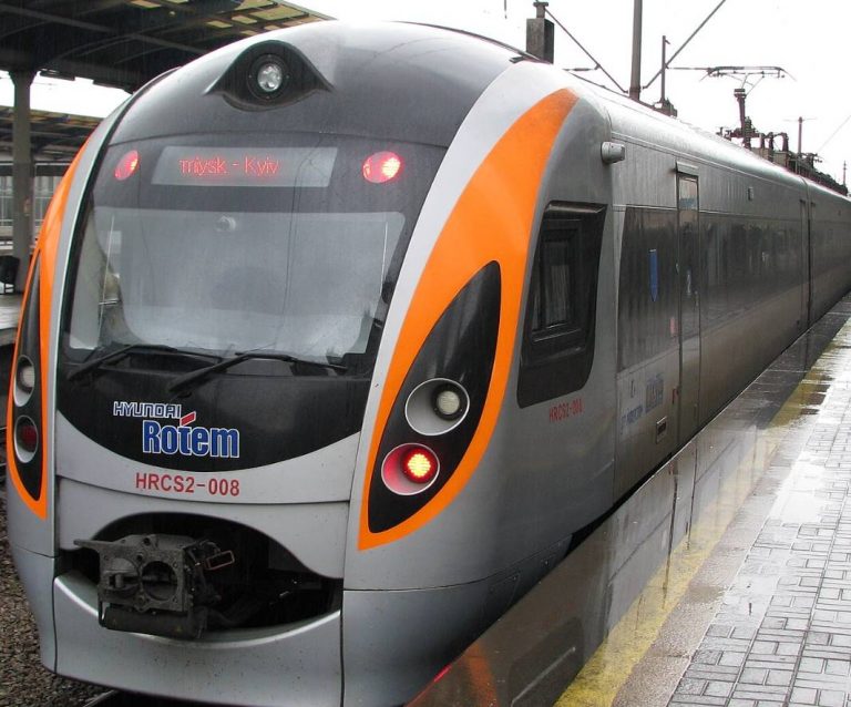 С 18 марта «Укрзалізниця» временно отменила прямые поезда Intercity Харьков — Киев. Из-за боевых действий пассажиров будут доставлять через Полтаву.