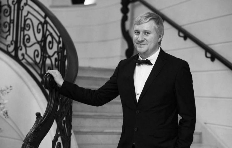 В Каменском внезапно умер шоумен, участник «Лиги смеха» и КВН Александр Замша. О смерти сообщили в его соцсетях. Причина пока не названа.