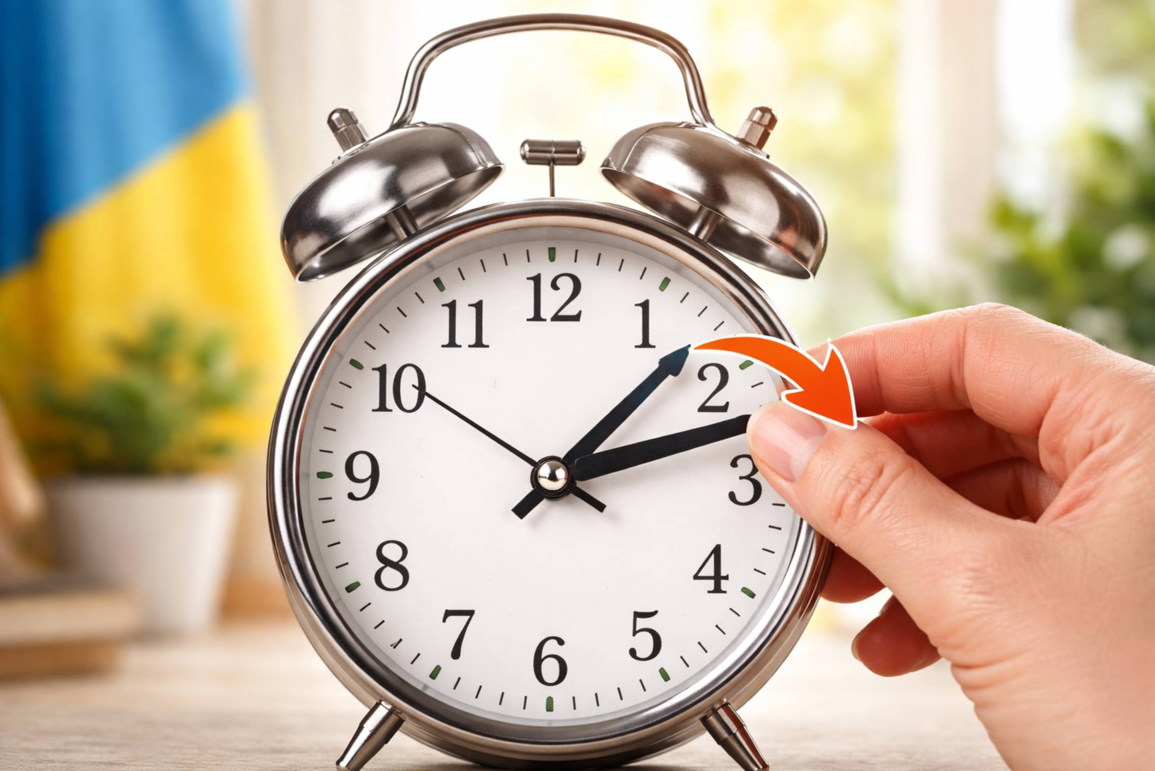 Когда переводят часы в Украине на летнее время в марте 2026 года: вперед или назад, как правильно