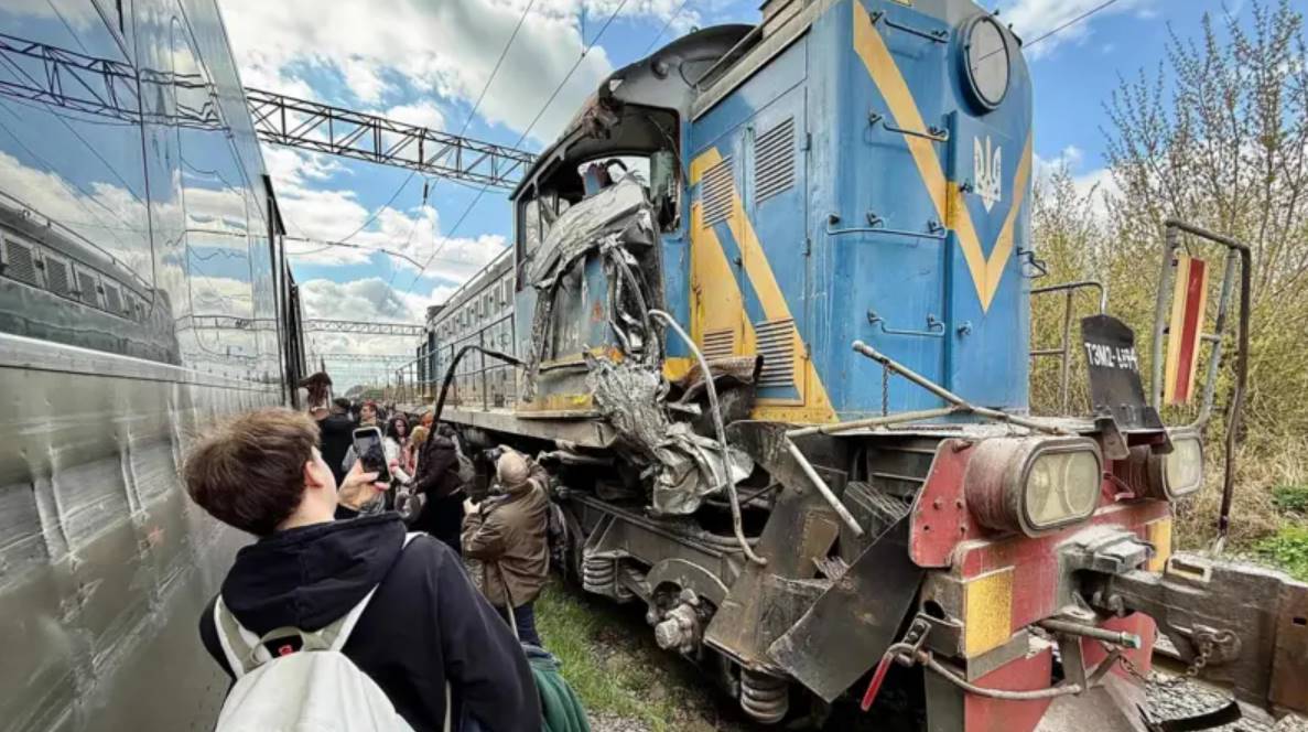 В «Укрзалізниці» сообщили о столкновении тепловоза с поездом Intercity+