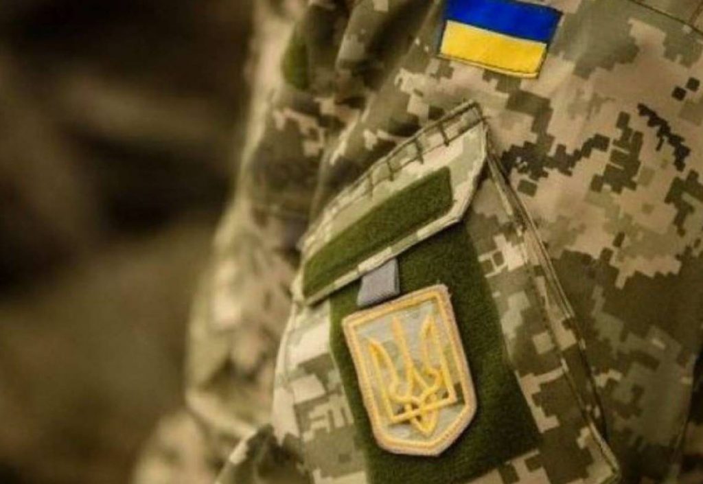Незаконное ношение военной формы ВСУ со шевронами и знаками различия грозит предупреждением, штрафом до 6 800 грн, общественными работами и конфискацией.