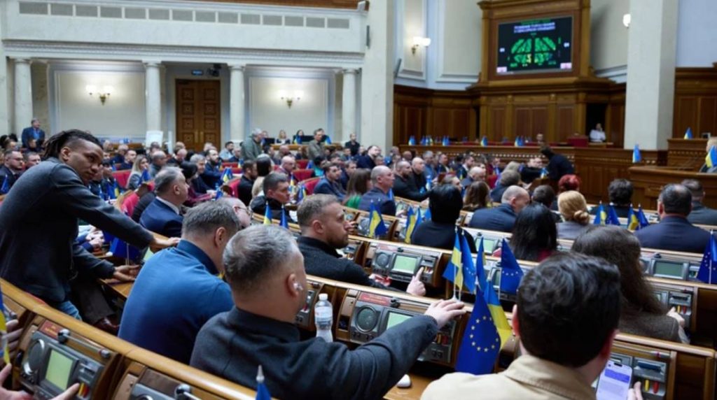 Рада поддержала проект нового Гражданского кодекса. Документ критикуют из-за норм о разводе, фамилии после брака и правах ЛГБТ-пар в Украине.