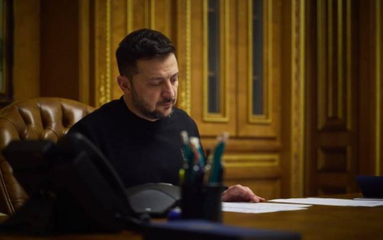 Зеленский назвал депутатам две причины увольнения Михаила Федорова с поста министра обороны. Узнайте детали разногласий и претензий к закупкам.