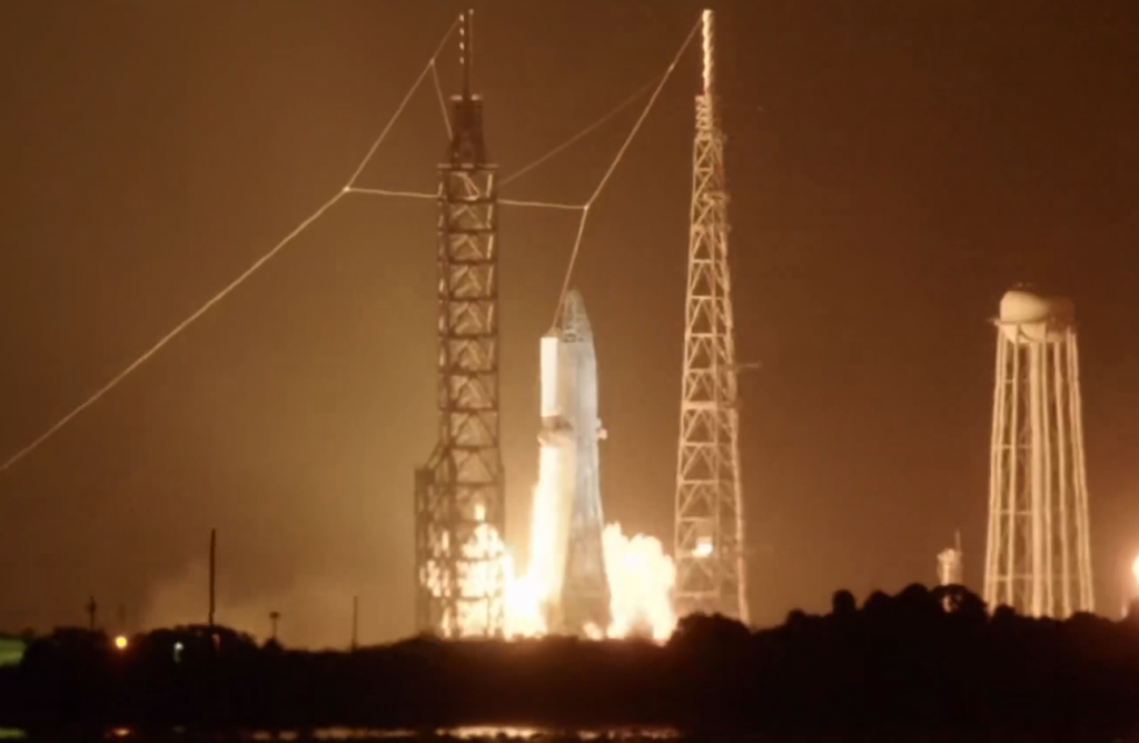 Скриншот из видео Spaceflight Now: на нем показан момент взрыва ракеты Blue Origin New Glenn во время испытания во Флориде. Источник: Spaceflight Now / X.