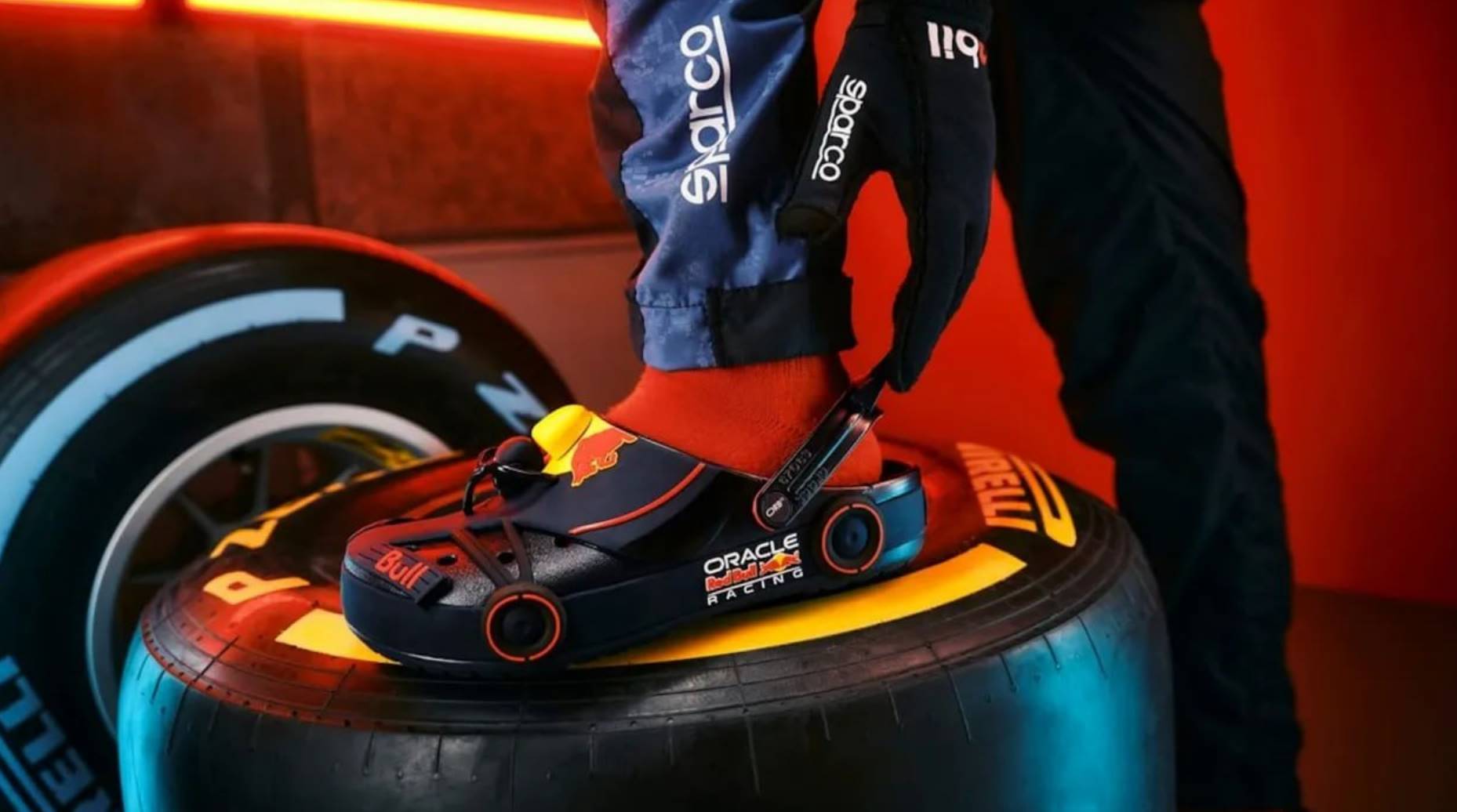 Red Bull Racing и Crocs показали коллекцию сабо в стиле F1