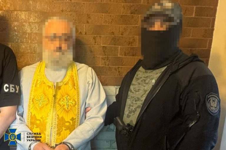 В Одессе задержали священника УПЦ МП: СБУ подозревает его в передаче координат для российских ракетных ударов и данных о ПВО.