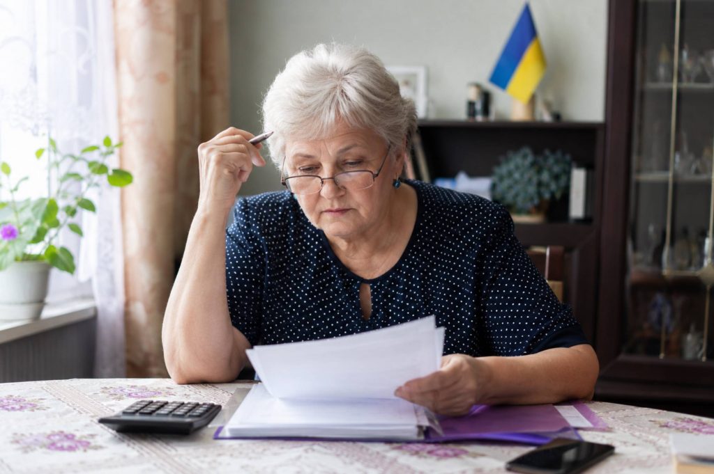 Узнайте размеры надбавок к пенсии в Украине в 2026 году: возрастные доплаты, выплаты за стаж, уход и особые заслуги до 25 950 грн.