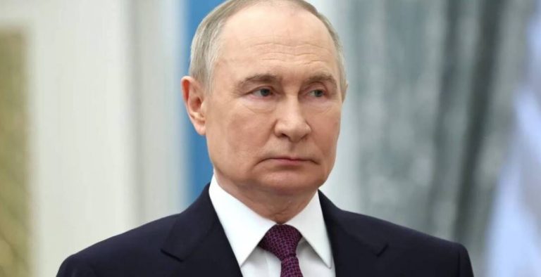 Путин усилил личную охрану из-за опасений покушения дронами и возможного переворота. В силовых структурах РФ растет конфликт, пишут СМИ.