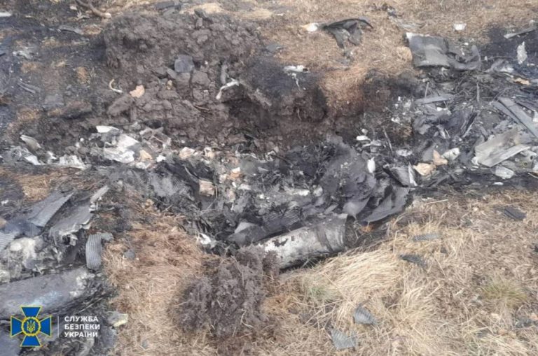 СБУ обнаружила повышенную радиацию возле обломков ракеты Р-60 с ураном, установленной на российский дрон «Герань-2» в Черниговской области.