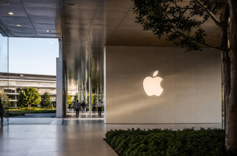 Apple перенесла выпуск смарт-очков N50 на конец 2027 года. Устройство получит Siri с Apple Intelligence, AR-коррекцию зрения и функции здоровья.