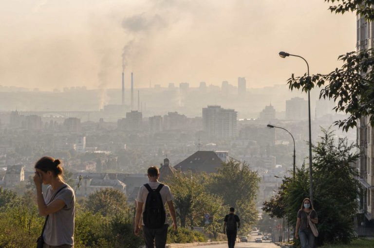 В Киеве 3 июля ухудшилось качество воздуха из-за жары, пыли, приземного озона и пожаров после атаки РФ. Узнайте причины и рекомендации.