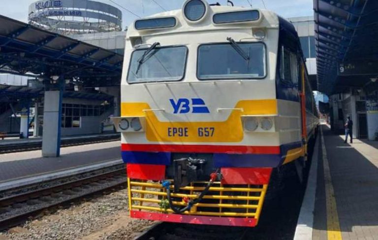 Поезда Kyiv City Express могут останавливаться во время тревог. Узнайте, когда возобновят движение и куда пассажирам идти после остановки состава.