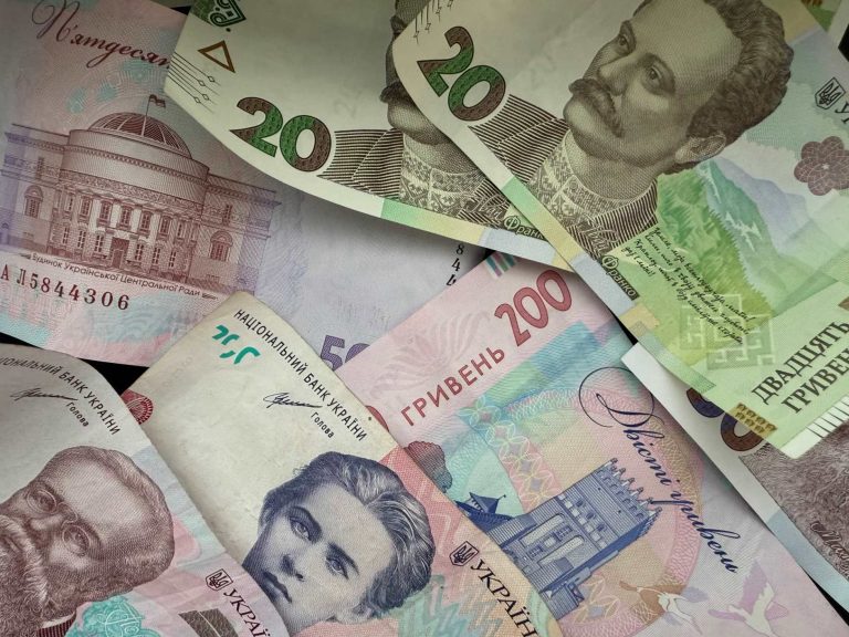 Кому выплатят от 450 до 3100 грн ко Дню Независимости Украины, кому нужно обратиться в ПФУ и какие сроки подачи заявления действуют в 2026 году.