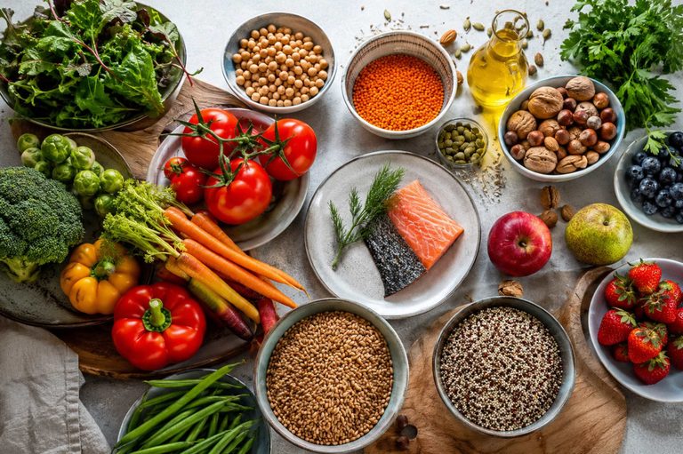 Что такое планетарная диета, какие продукты составляют ее основу, чем она полезна для здоровья и экологии и как постепенно перейти на новый рацион.