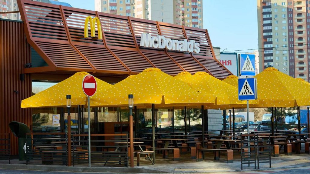 McDonald's в Украине пока не будет работать во время желтого уровня воздушной тревоги: компания сохраняет действующие правила безопасности.