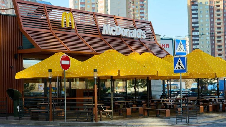 McDonald's в Украине пока не будет работать во время желтого уровня воздушной тревоги: компания сохраняет действующие правила безопасности.